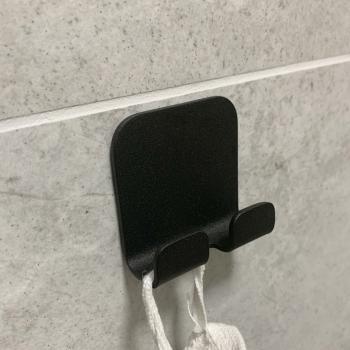 Preview: Kleiderhaken Garderobe Bügel Hakenleiste Schwarz - 5 cm - mit Klebeband aus Metall, für Eingang, Flur, Schlafzimmer, Flurgarderobe Badezimmer mit 2 Haken / HILL