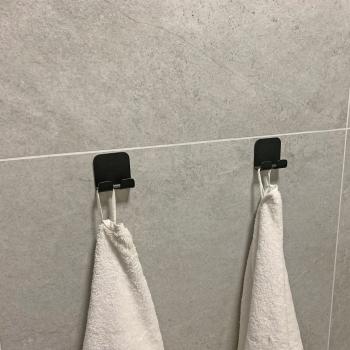 Preview: Kleiderhaken Garderobe Bügel Hakenleiste Schwarz - 5 cm - mit Klebeband aus Metall, für Eingang, Flur, Schlafzimmer, Flurgarderobe Badezimmer mit 2 Haken / HILL