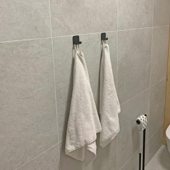 Kleiderhaken Garderobe Bügel Hakenleiste Schwarz - 5 cm - mit Klebeband aus Metall, für Eingang, Flur, Schlafzimmer, Flurgarderobe Badezimmer mit 2 Haken / HILL