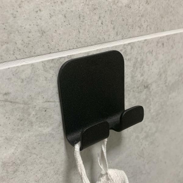 Kleiderhaken Garderobe Bügel Hakenleiste Schwarz - 5 cm - mit Klebeband aus Metall, für Eingang, Flur, Schlafzimmer, Flurgarderobe Badezimmer mit 2 Haken / HILL